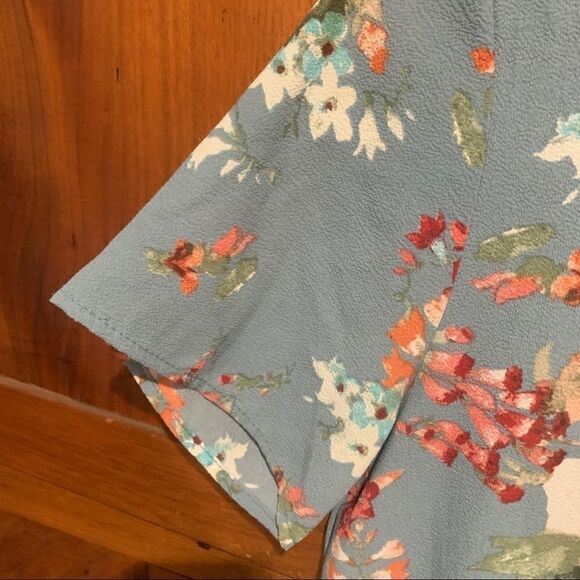 Orange Creek. Louse short sleeve ruffled edge size small polyester blend - Picture 3 of 8